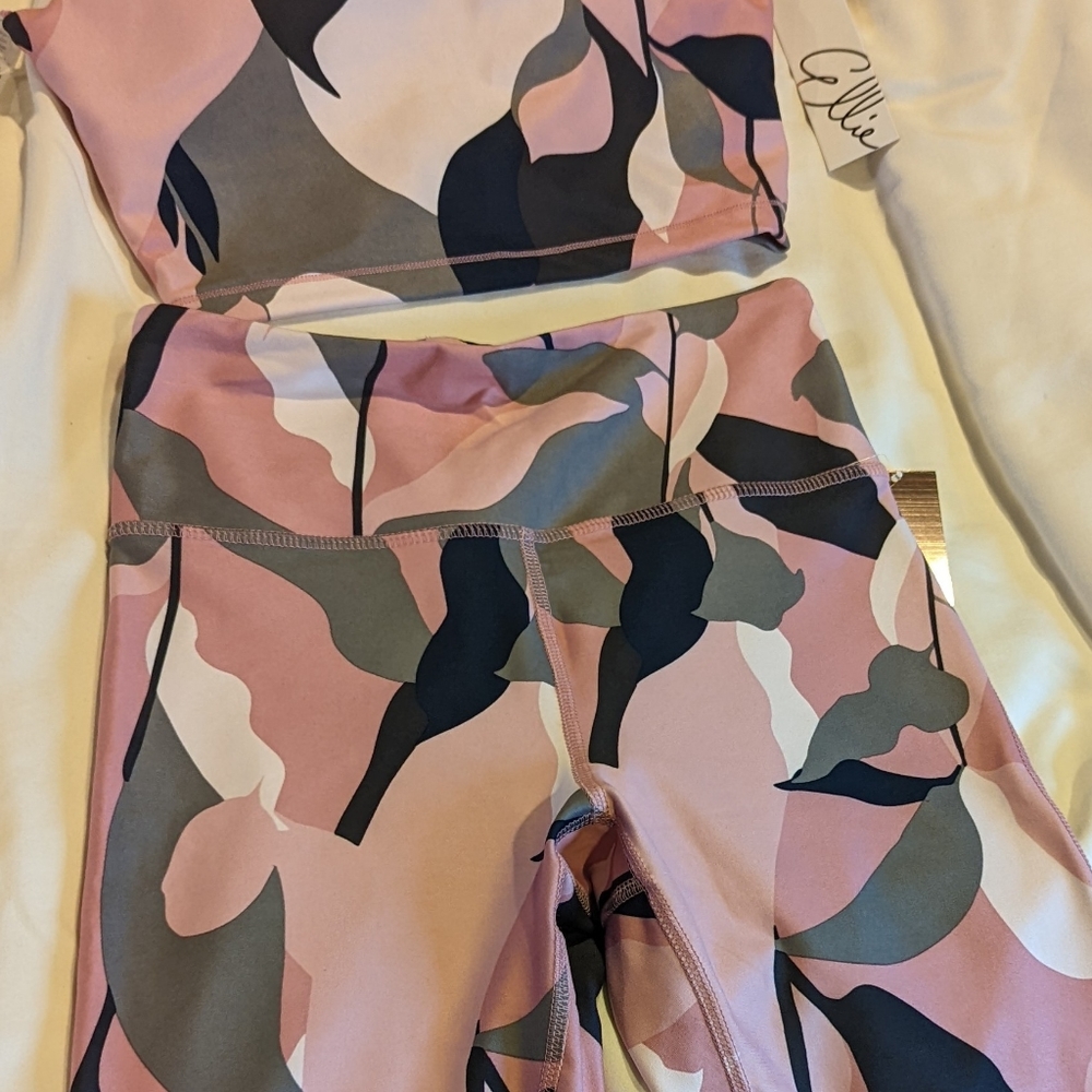 Size small adorable 2 piece athleisure set.